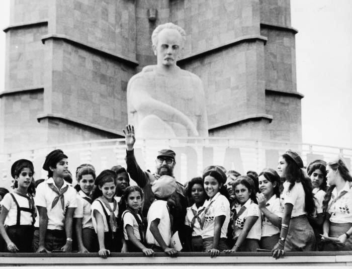 fidel-castro-jovenes-cubanos-radio-rebelde