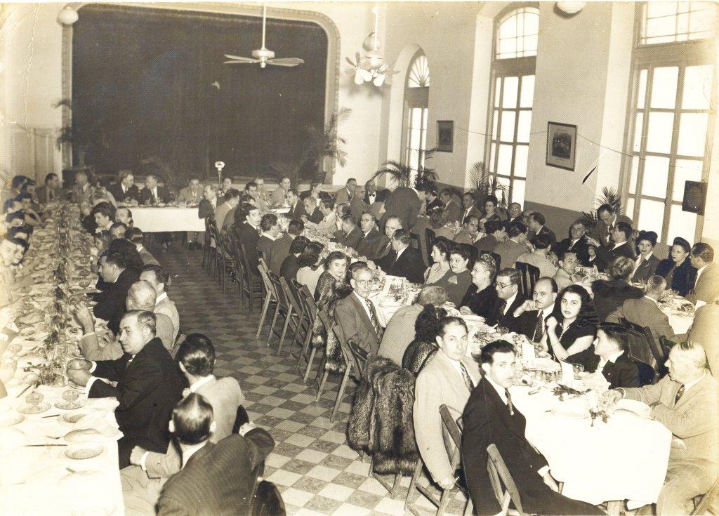 Banquete con los socios de la Agrupación Artística Gallega entre los años 1940 y 1950