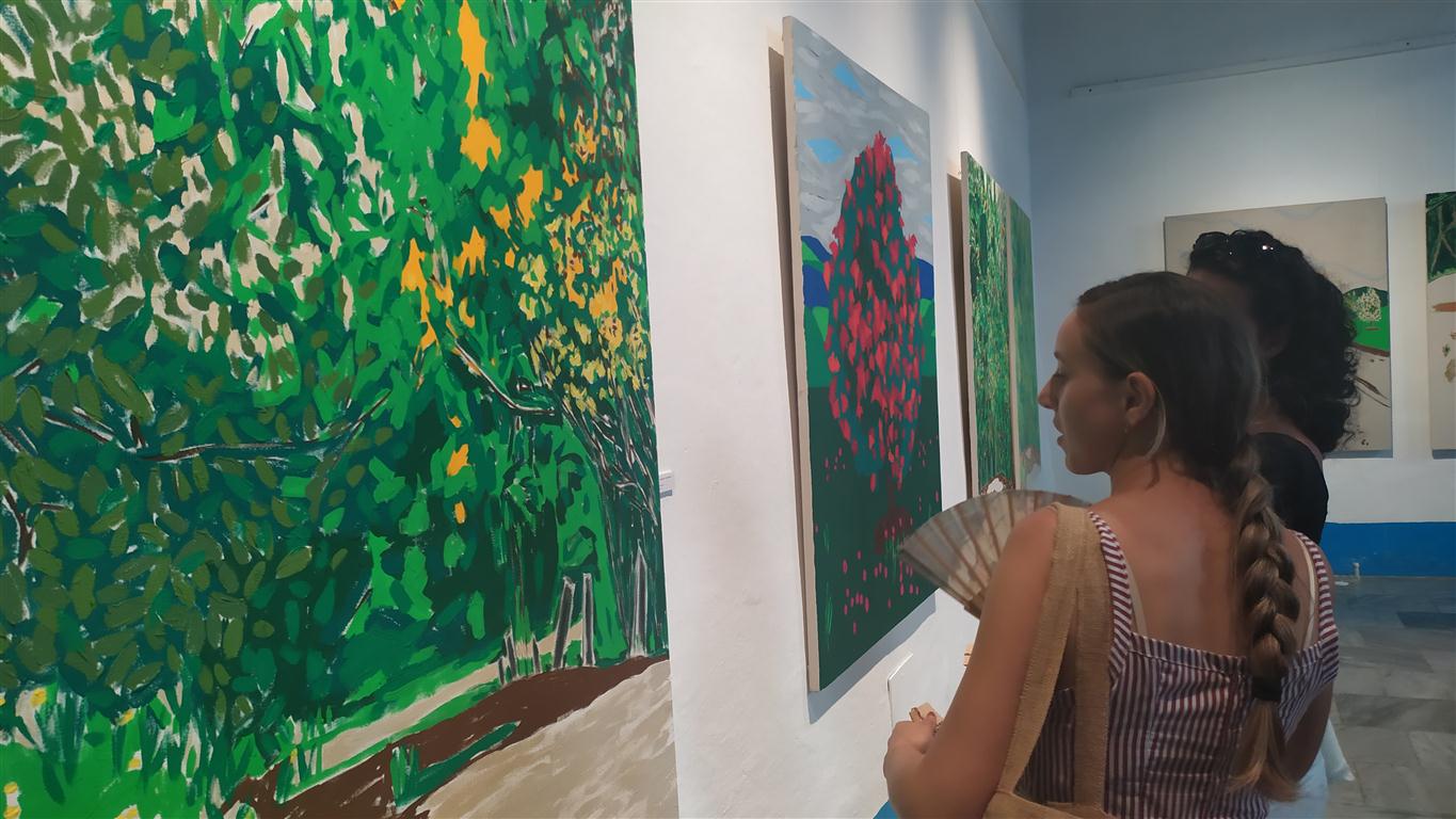 La exposición ¿Pintando el paisaje? de la destacada pintora colombiana Ana Mosseri resalta los intensos colores de la fría ciudad de Bogotá