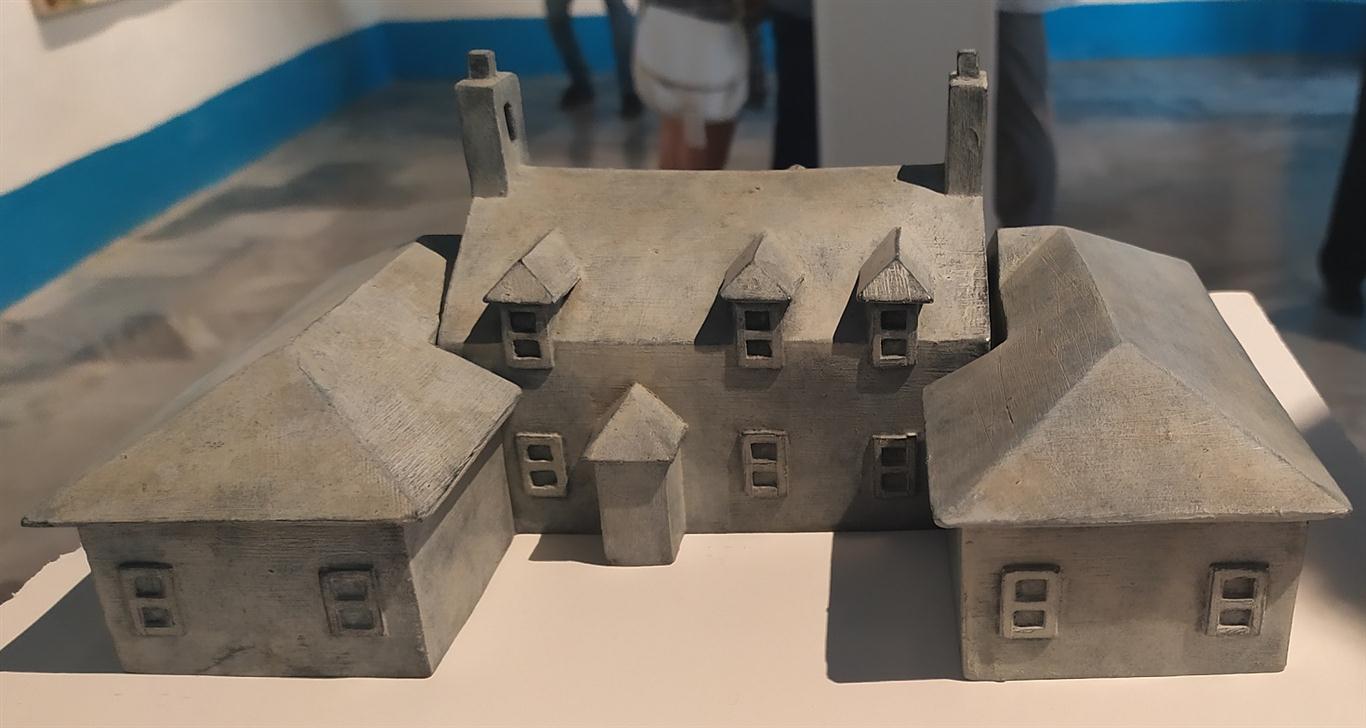 Dentro de la exposición se encuentran cuatro pequeñas esculturas de casas escocesas que reflejan las diferentes estaciones del año 