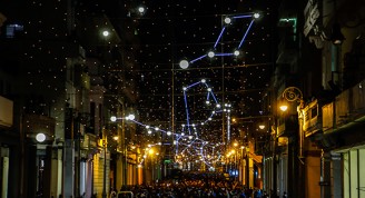 Luces de la ciudad italiana de Turín alumbran la céntrica calle Galiano en La Habana por el aniversario 500 de la capital. Foto: Abel Padrón Padilla/Cubadebate