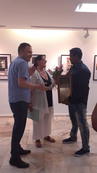 Yandrey Lay recibiendo el Premio de Novela “Cirilo Villaverde” de la mano de Laidi Fernández de Juan y de Alberto Marrero, presidente de la UNEAC. Foto: Yadiel de la Campa. 