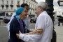 La Prima Ballerina Assoluta Alicia Alonso junto al Historiador de la Ciudad de La Habana en la entrada del Teatro