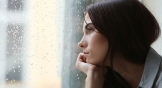 mujer-triste-mirando-por-la-ventana