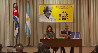 El periodista argentino Marcelo Figueras presenta junto a Cristina Fernández el libro "Sinceramente". Foto tomada de Canal Caribe