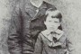 Fotografía de Martí con su hijo José Francisco. Fue realizada en New York, 1885, una de las ocasiones en que la familia estuvo reunida.