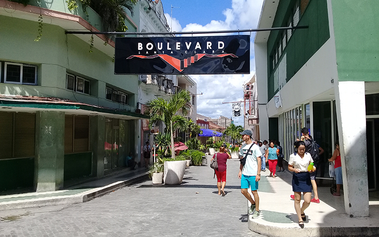 El Boulevard de Santa Clara es uno de los espacios más concurridos de la ciudad. Foto: Francisnet Díaz Rondón / Vanguardia