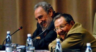 Fidel-y-Raúl-en-la-Asamblea-Nacional-.-Foto-Ismael-Francisco-Cubadebate-580x356