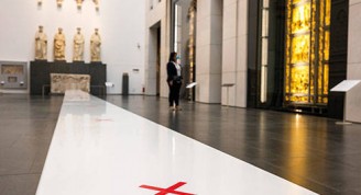 Los museos alemanes han dispuesto señalizaciones en las salas para mantener la distancia entre personas