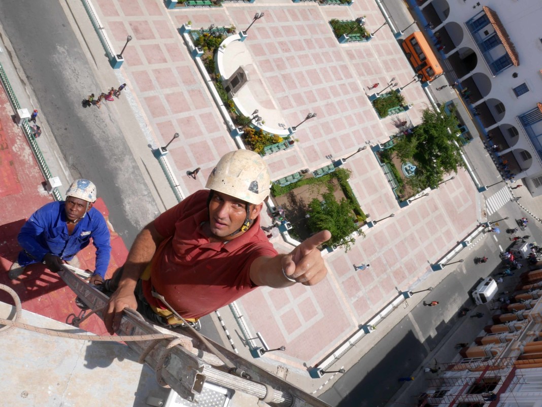 Trabajos de iluminación en la catedral de Santiago de Cuba (Foto: Carlos Manuel Ponce Sosa)