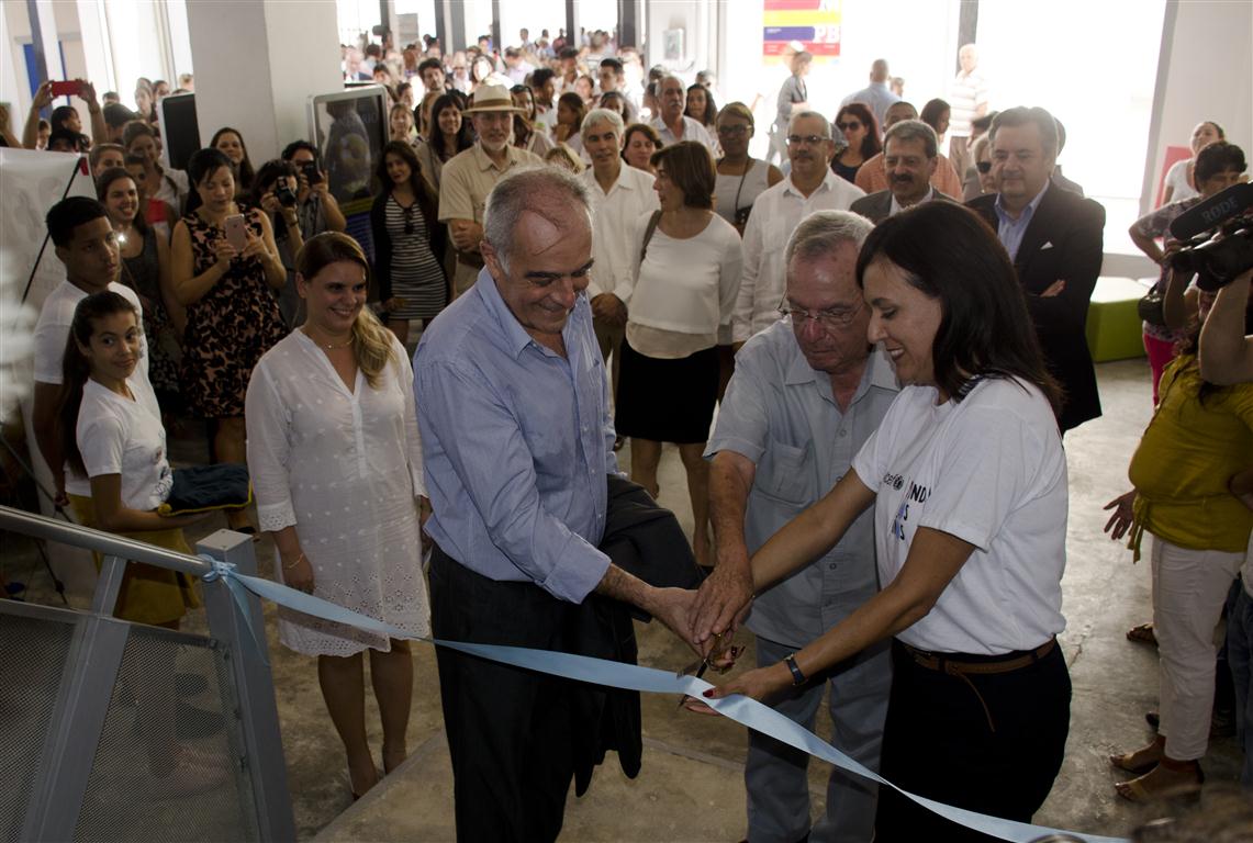 Leal en la inauguración del Centro a+ Espacios Adolescentes