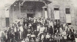 Martí, 1892, con un grupo de emigrado revolucionarios cubanos, a la entrada de la fábrica de tabacos de Vicente Martínez Ibor, en Ibor City, Tampa, Florida. Fotografía tomada por José María Aguirre durante una recepción a Martí en uno de sus viajes dedicados a la propaganda revolucionaria y al acopio de fondos para la nueva guerra.