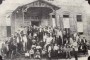 Martí, 1892, con un grupo de emigrado revolucionarios cubanos, a la entrada de la fábrica de tabacos de Vicente Martínez Ibor, en Ibor City, Tampa, Florida. Fotografía tomada por José María Aguirre durante una recepción a Martí en uno de sus viajes dedicados a la propaganda revolucionaria y al acopio de fondos para la nueva guerra.