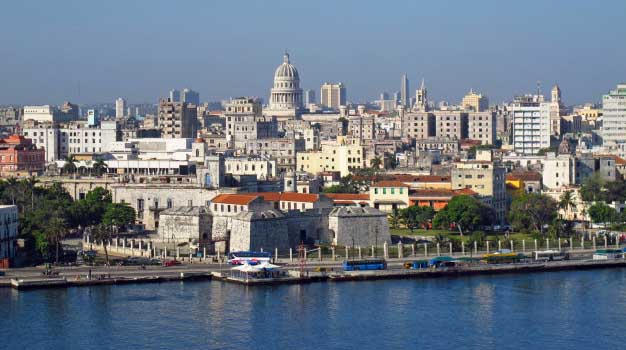 vista-sobre-habana-vieja-cuba_134785-4757