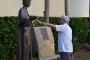 En una de las imágenes aparece Eusebio Leal, en octubre de 2015, ante la estatua del Padre Félix Varela que se levanta en la Catedral de San Agustín de la Florida (Foto: Magda Resik)