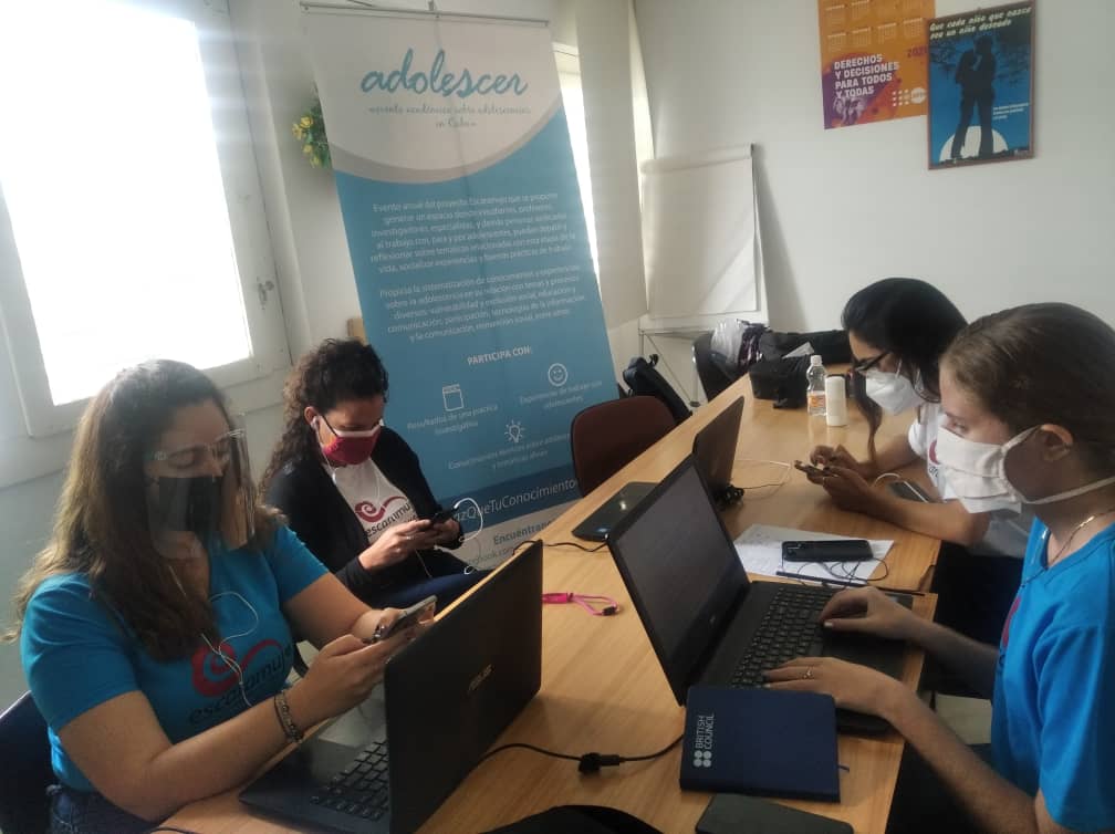 El equipo de trabajo de Adolescer, liderado por miembros del proyecto Escaramujo, monitorea desde la virtualidad los debates que se hacen en Telegram sobre los derechos de los y las adolescentes