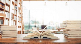 Libro-abierto-en-biblioteca-iStock