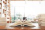 Libro-abierto-en-biblioteca-iStock