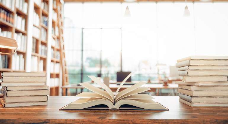Libro-abierto-en-biblioteca-iStock