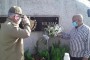 Las flores dedicadas por Raúl a Vilma fueron colocadas por el general de división Agustín Peña y el coronel ® Alberto Vázquez. Foto: Yuzdanis Vicet