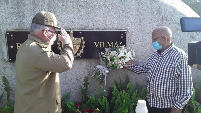 Las flores dedicadas por Raúl a Vilma fueron colocadas por el general de división Agustín Peña y el coronel ® Alberto Vázquez. Foto: Yuzdanis Vicet