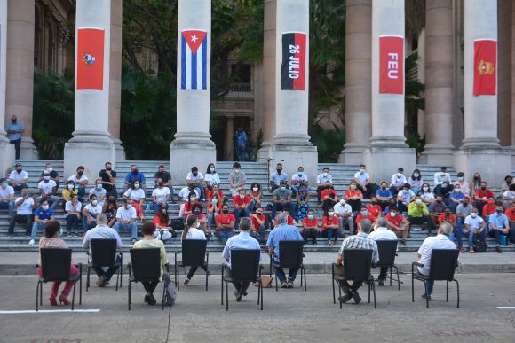 Presidente cubano intercambia con jóvenes en la Universidad de La Habana. Foto: Presidencia de Cuba