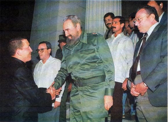 Fidel junto a Hugo Chávez y Eusebio Leal en La Habana Vieja. Foto: Fidel Soldado de las Ideas.