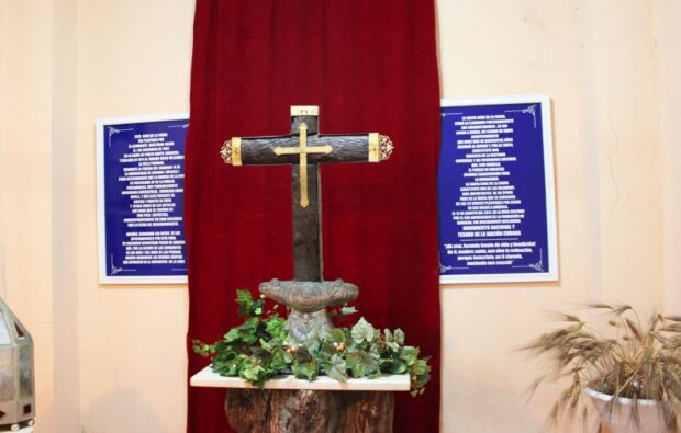 La cruz de parra colocada por Cristóbal Colón es la ñunica que se preserva en América, de ahí su enorme valor patrimonial. 