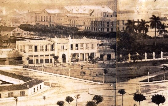Estación de Villanueva y Campo de Marte en los primeros años del siglo XX. Al fondo, los edificios levantados en los solares mencionados