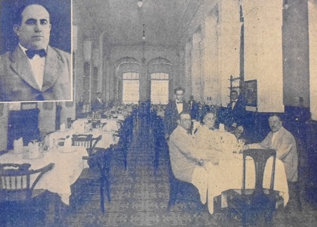 Restaurante. En la esquina, el Jefe del salón, 1920