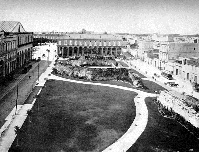 Fotografía tomada desde el Gran Hotel hacia los restos del Baluarte de Monserrate, 1902