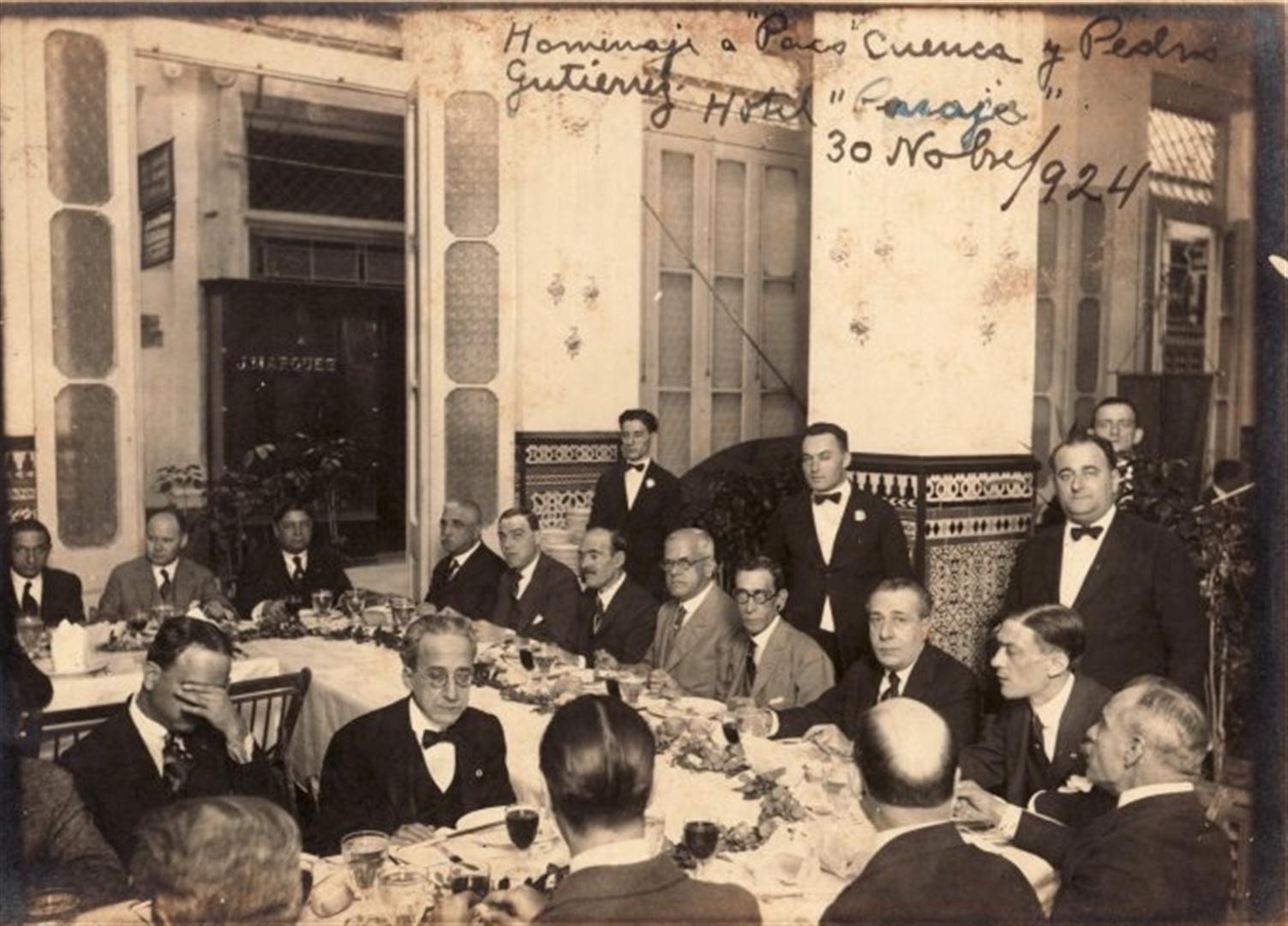 Zócalo de azulejos sevillanos en el restaurante del hotel Pasaje. Fotografía tomada el 30 de noviembre de 1924, en una cena homenaje organizada por la Sociedad Andaluza de La Habana