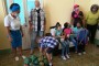 Niños toman sus regalos del donativo comunitario y social_copy_857x642