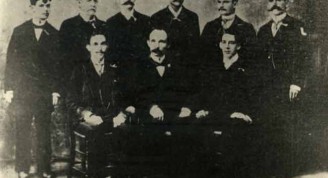 Foto tomada en Cayo Hueso, Florida, en diciembre de 1891, durante su primera visita junto a los miembros del Comité Organizador de patriotas cubanos en esa ciudad