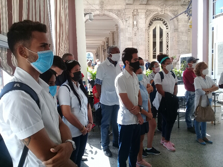 Estudiantes de Medicina presentes en el acto histórico_copy_854x641