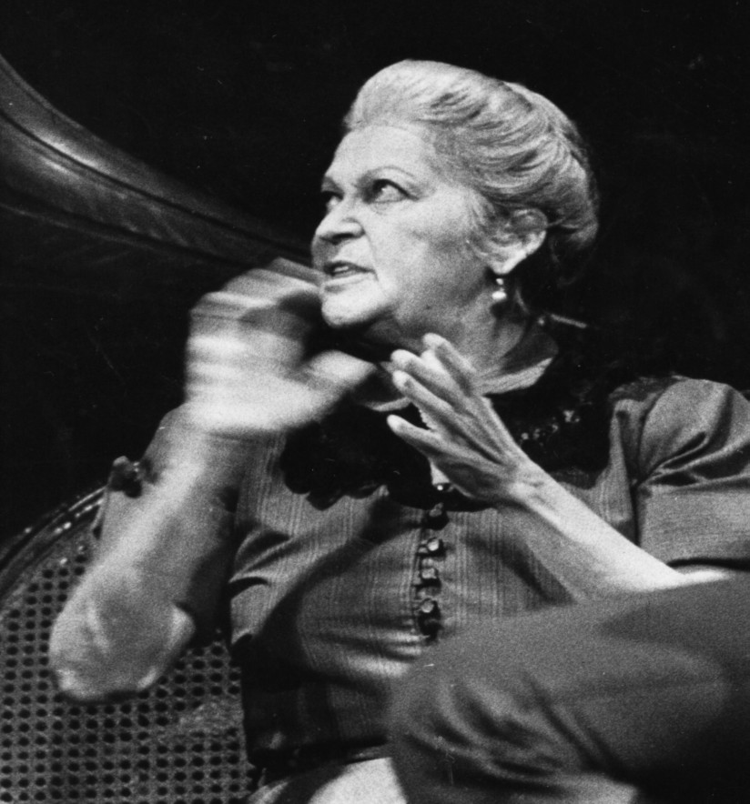 María de los Ángeles Santana […] es una gran  defensora de los valores de  la cultura que representa, lo  que la convierte en una parte de la vida espiritual de su pueblo. Doctor Eusebio Leal Spengler