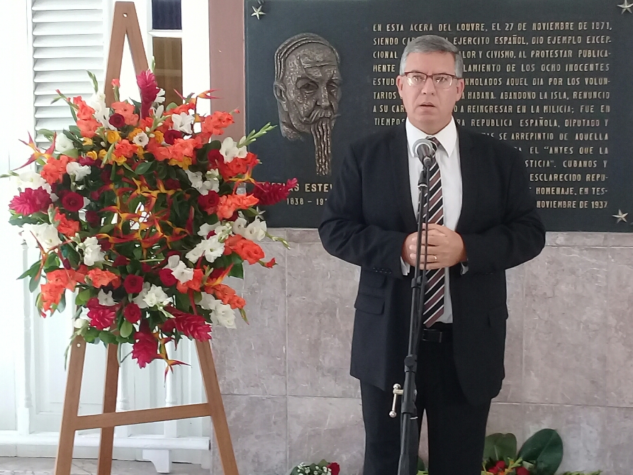 Félix Julio Historiador Adjunto Acto de los Estudiantes de Mediciina_copy_893x670