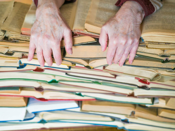 depositphotos_218357914-stock-photo-old-female-hands-on-the