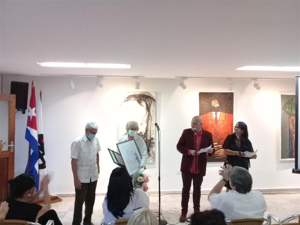 Entrega el Premio a Miosotis Periodista de Camaguey (Medium)