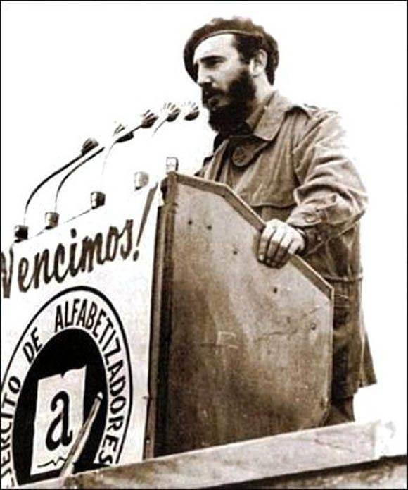 Fidel pronuncia discurso en la concentración en la Plaza de la Revolución "José Martí", para proclamar a Cuba Territorio Libre de Analfabetismo, el 22 de diciembre de 1961. Fuente: Periódico Escambray / Sitio Fidel Soldado de las Ideas.