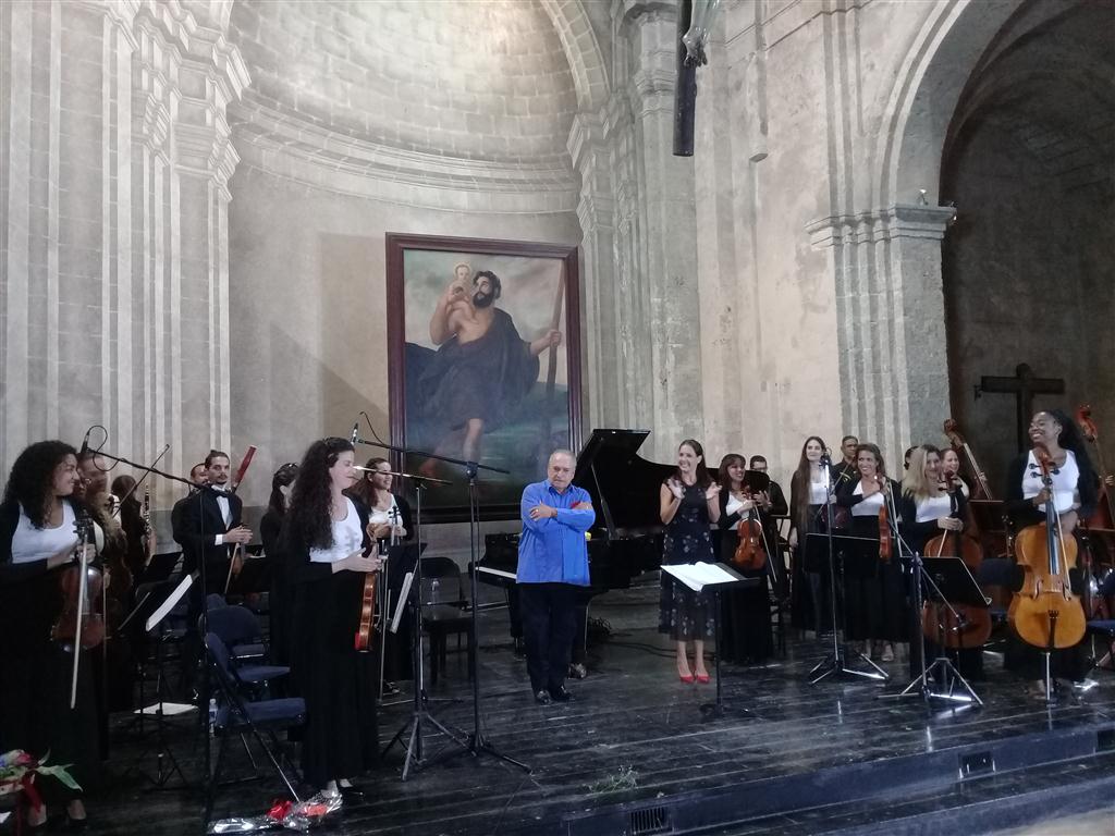 Frank Fernandez y Directora de orquesta agradecen al público (Medium)