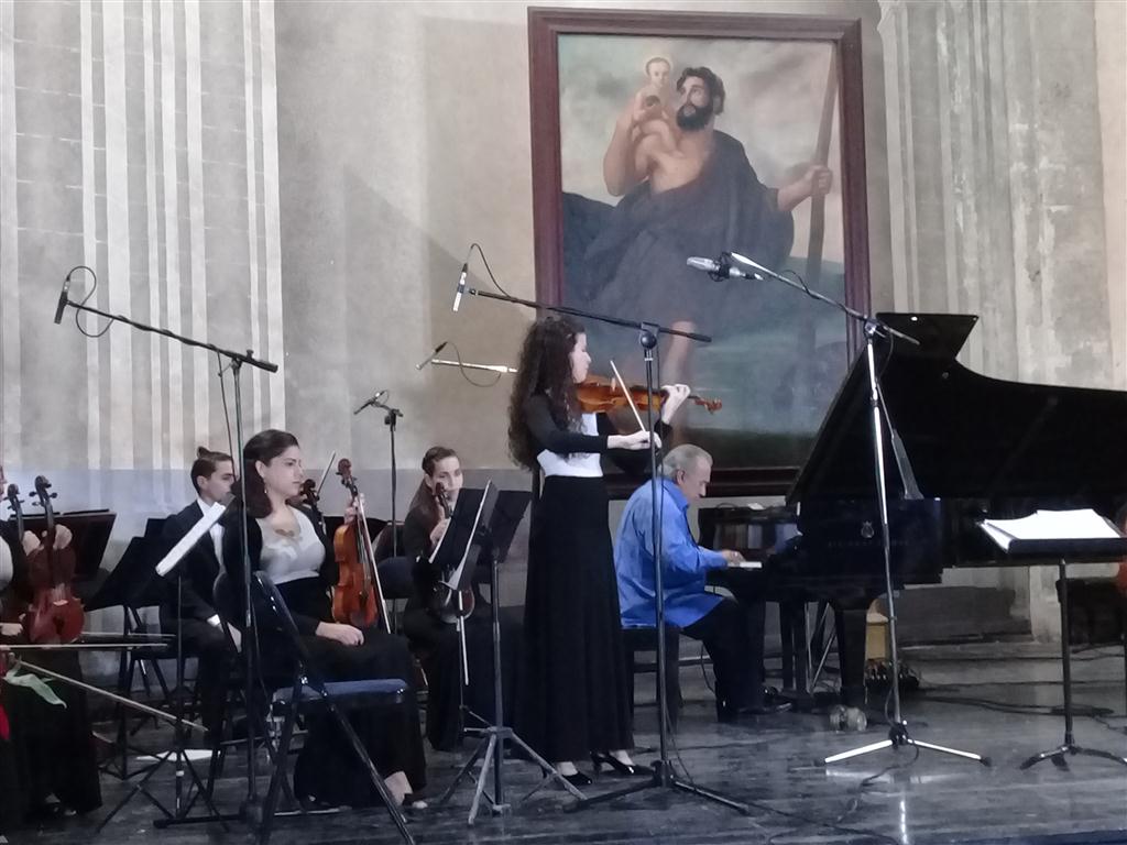 Frank Fernández con la primera violinista interpreta Tierra Brava (Medium)