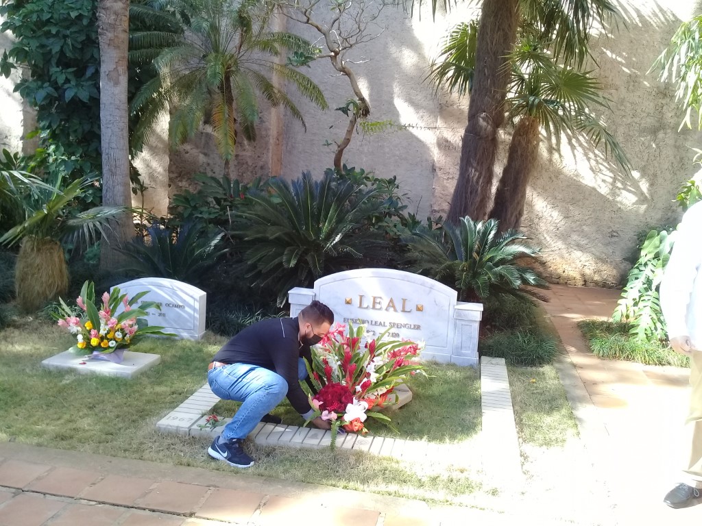 Colcoca estudiante de la Escuela Taller ofrenda floral a Eusebio Leal (Mediano)