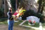 Estudiante mejor graduado deposita ofrenda floral a Eusebio (Mediano)
