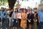 Perla Rosales con los trabajdores reconocidos con certificado Proeza Laboral (Mediano)