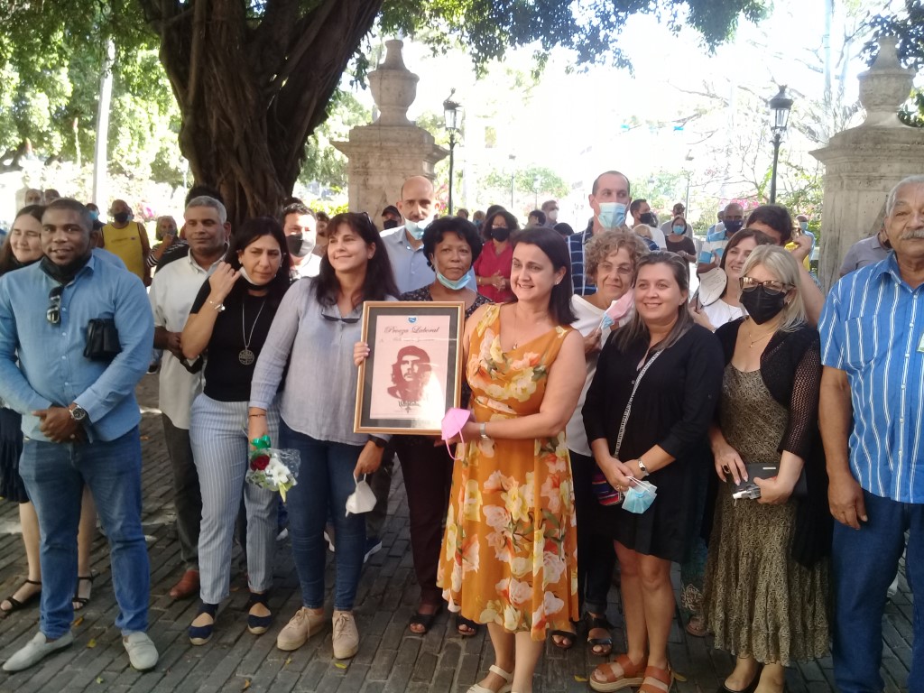 Perla Rosales con los trabajdores reconocidos con certificado Proeza Laboral (Mediano)