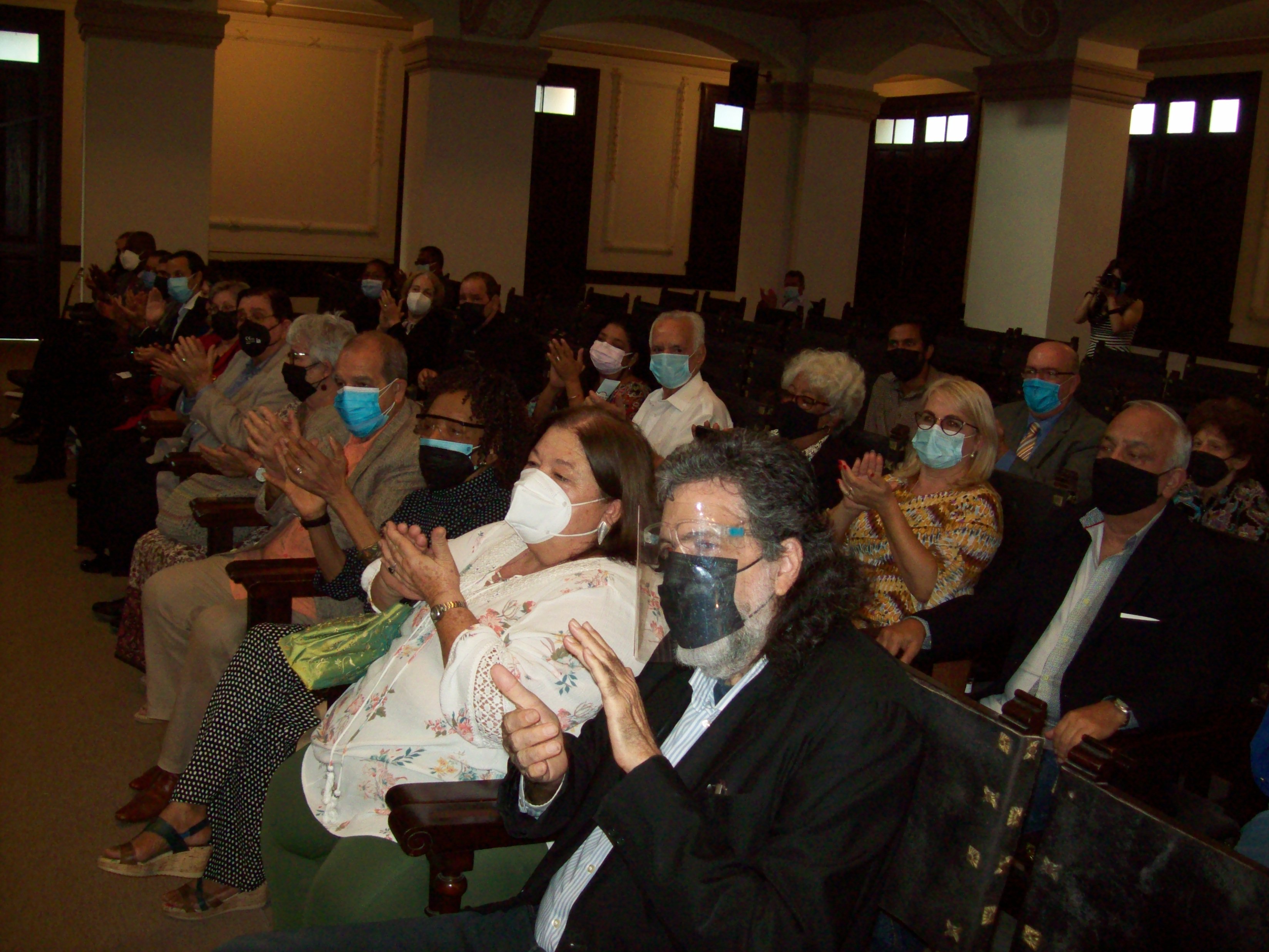 Magda Resik y Abel Prieto con otros miebros de la UNEAC