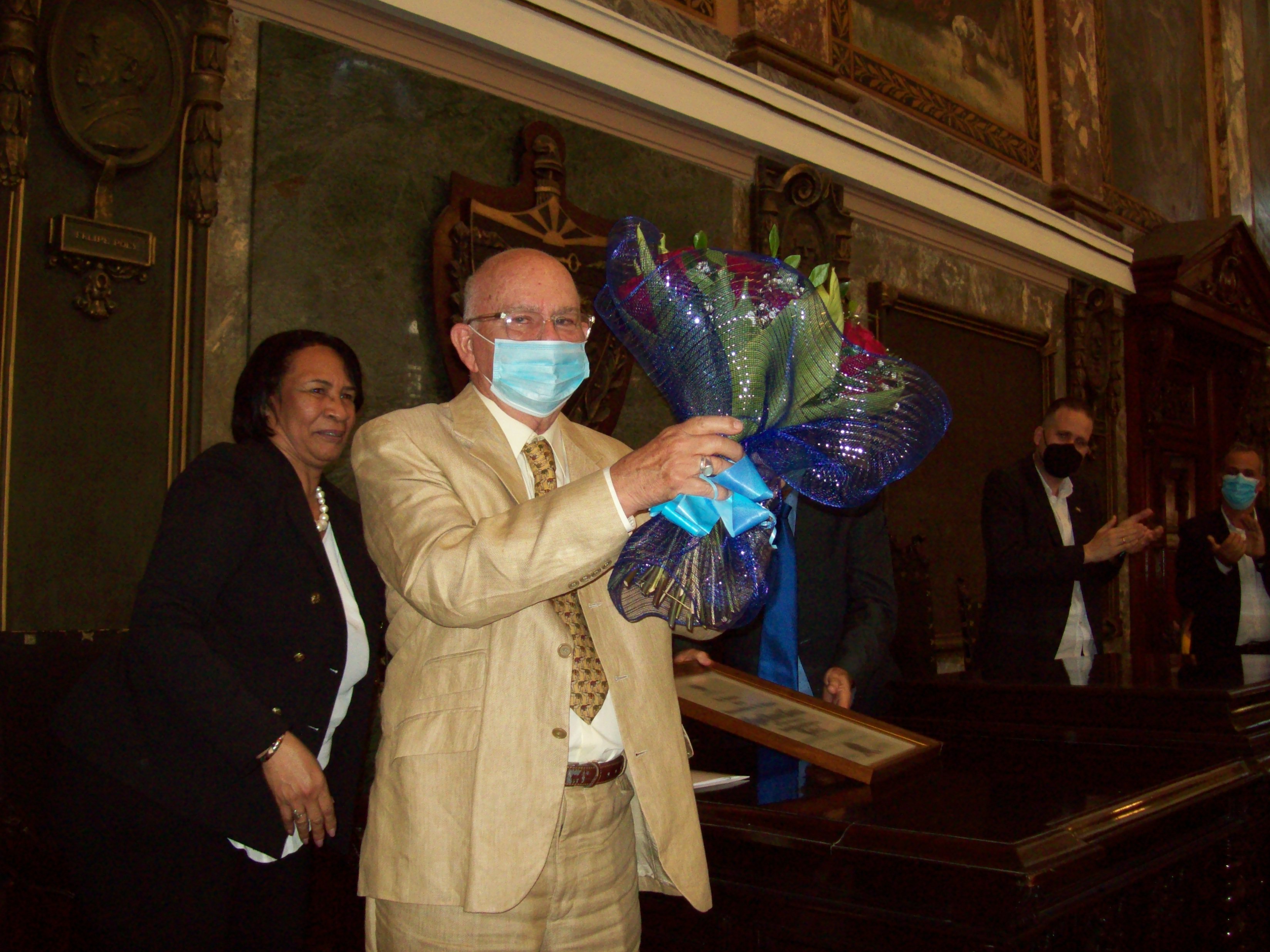 Miguel Barnet emocionado recibio la condición Honoris Causa