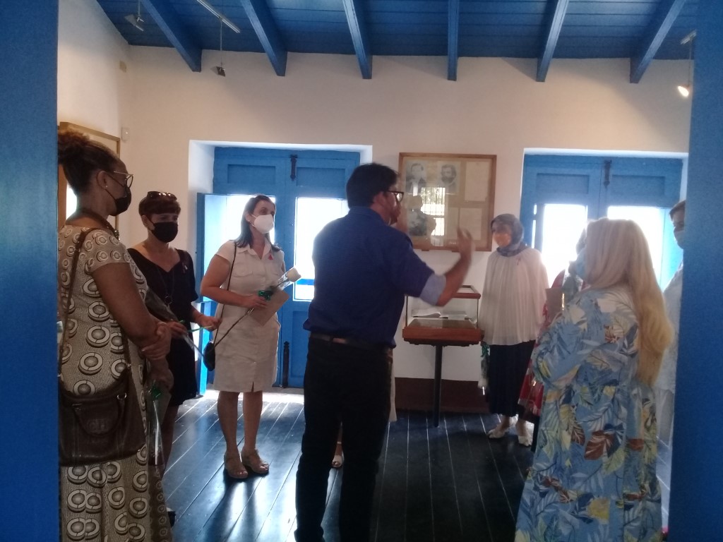 Director de Patriomnio Michael explica valores de la Casa Marti a mujeres diplomaticas (Mediano)