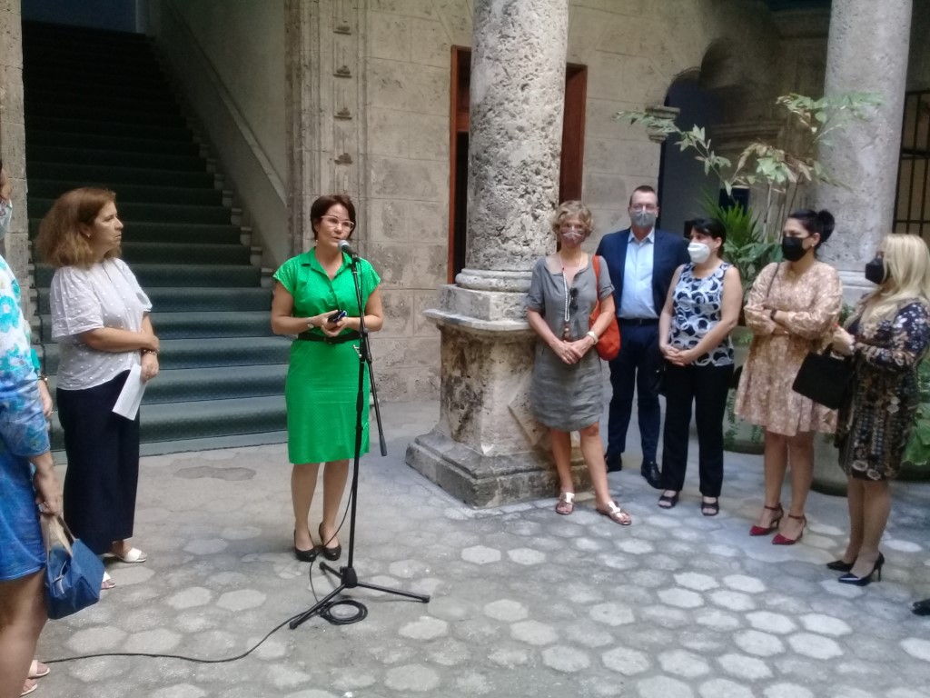 Directora del Palacio Segundo Cabo presenta la muestra expositiva y agradece presencia de los invitados (Mediano)